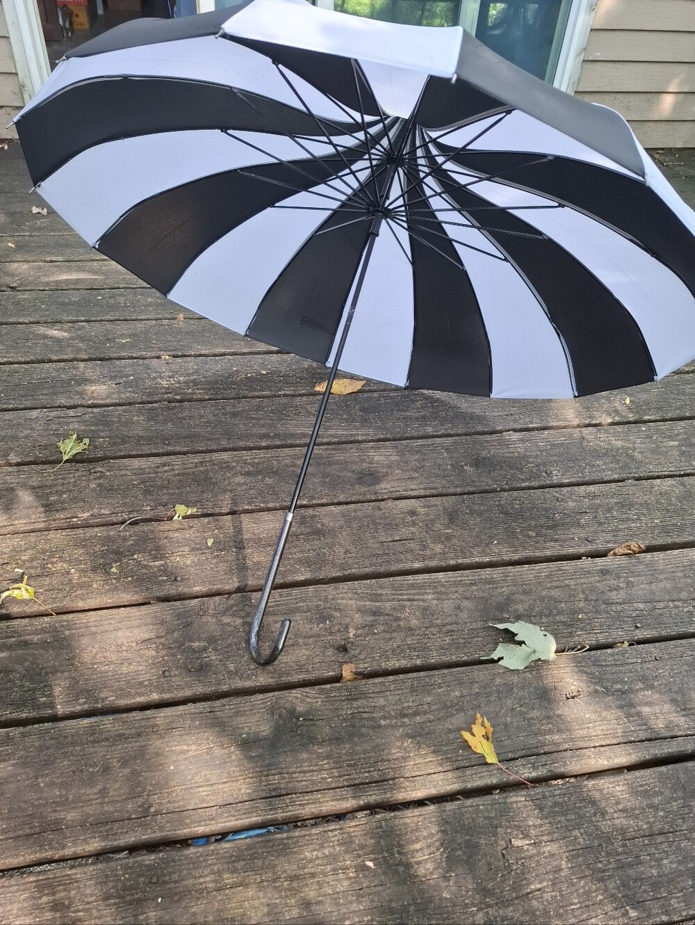 Classic Black and White Spiral Women's Umbrella - Elegant Rain Accessory - Picture 4 of 7